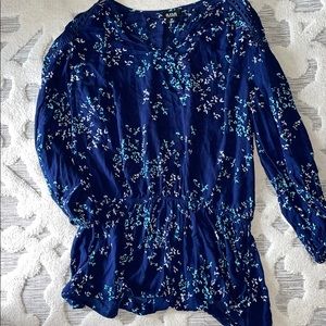 Flowy floral top size MT NWOT